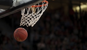 NBA精彩扣篮集锦视频封面 - 球员飞跃防守者完成暴扣